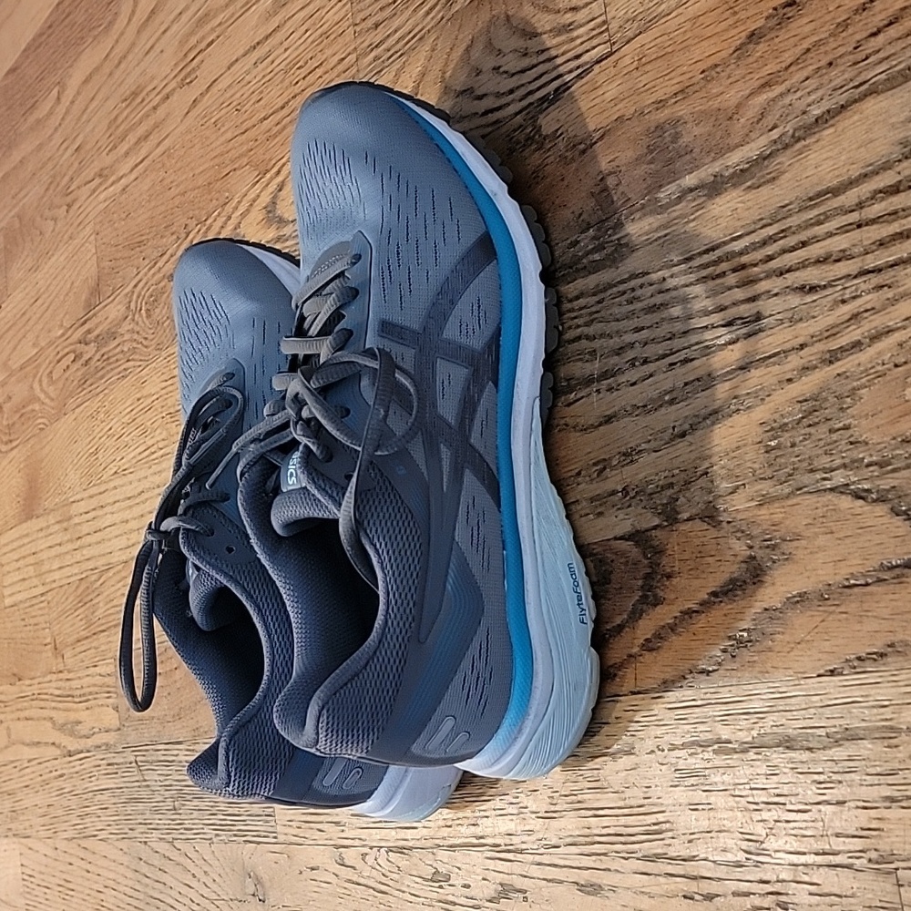 Asics GT-1000 7 WIDE Flytefoam size 9